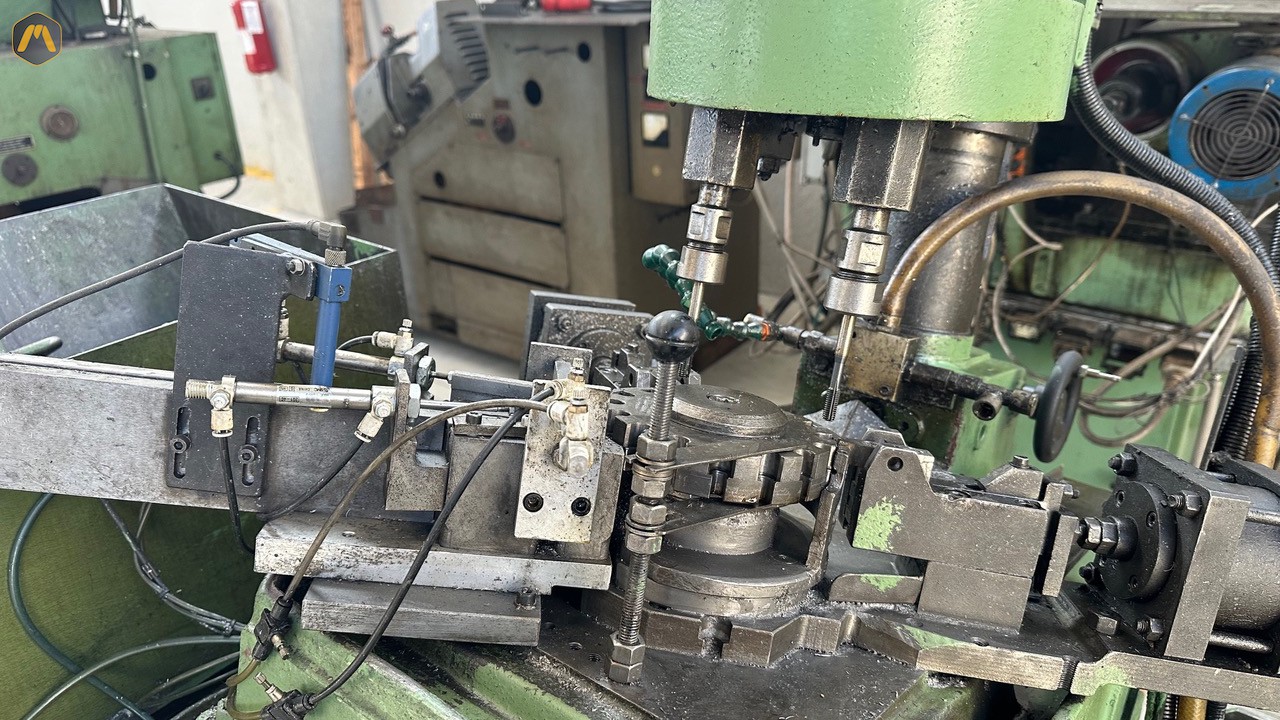 Vigel nut tapper